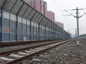 What issues should be considered when designing and installing the sound insulation barrier of the railway station?